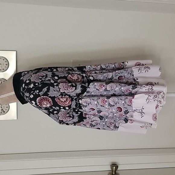 Loft, Size M, Tiered Floral Blouse, Velvet Choker Collar, Excellent Condition! - Picture 4 of 9